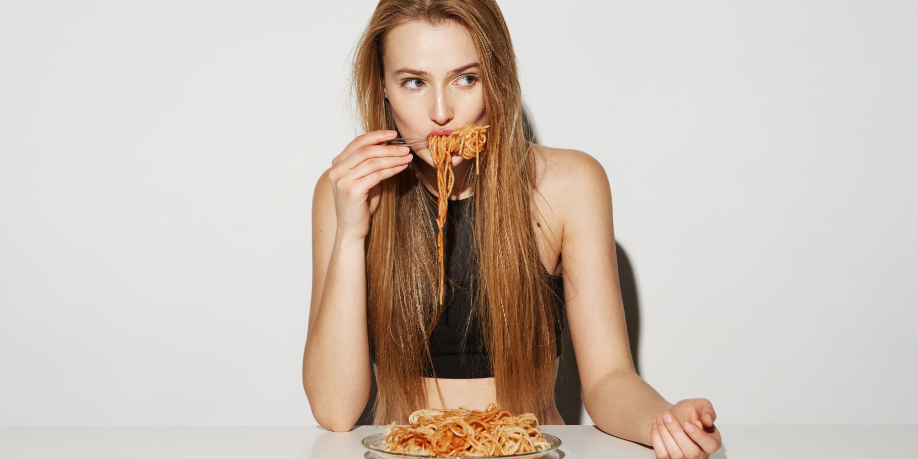 Жінка вечеряє