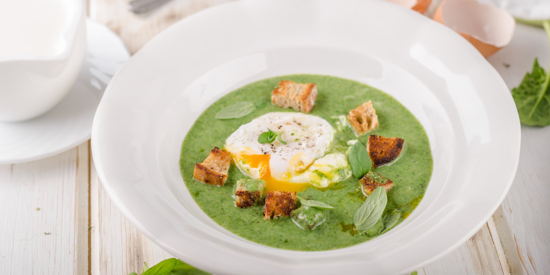 Гороховий суп з яйцем і сухариками