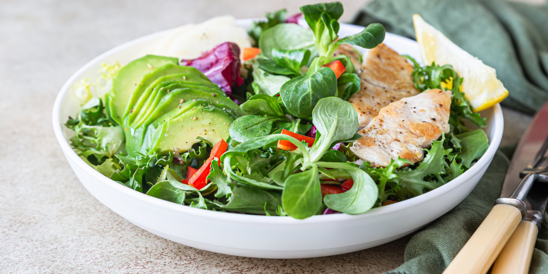 Салат з індичкою та авокадо