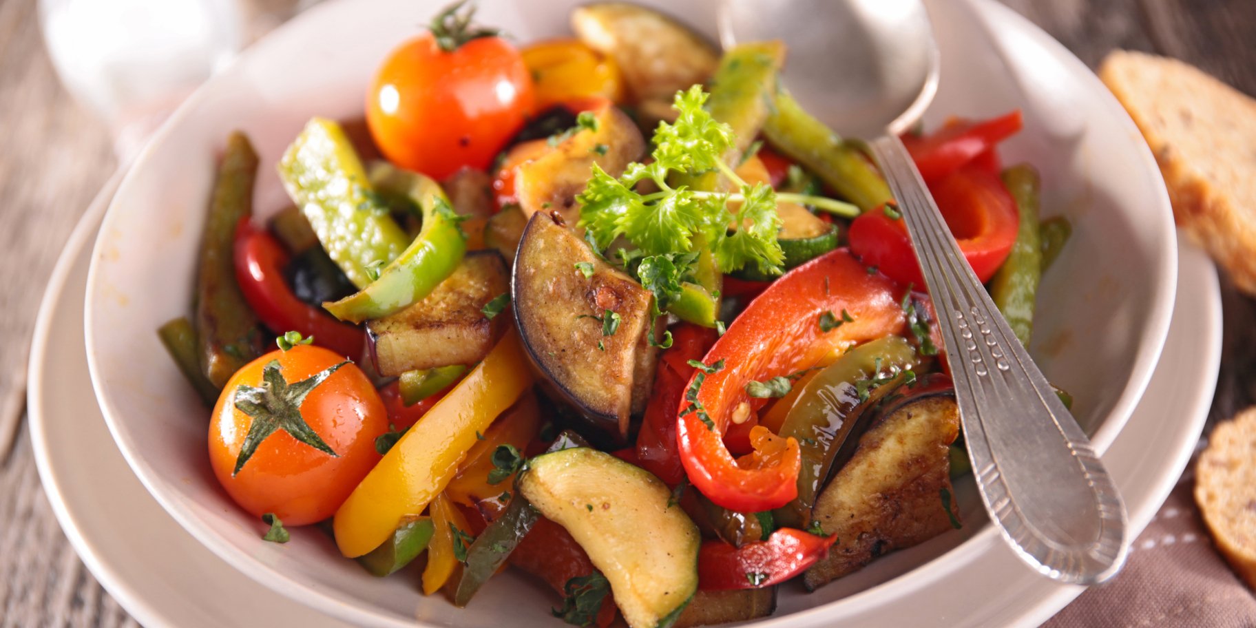 Салат з овочами гриль і сиром