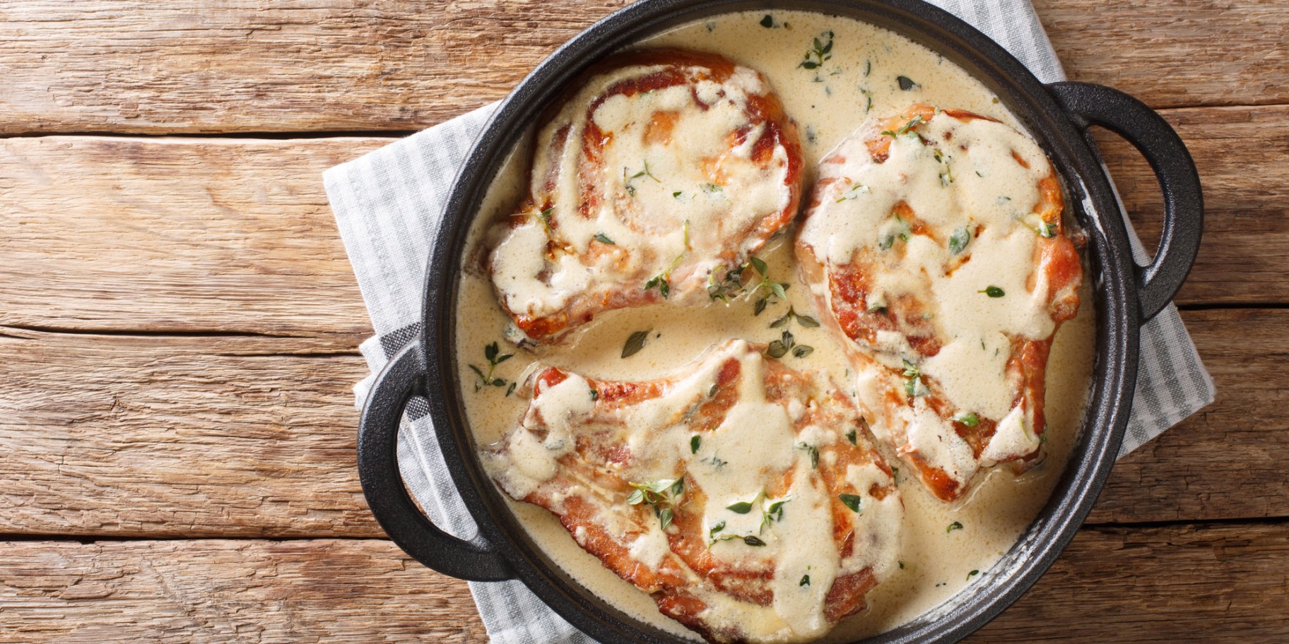 Свинячі відбивні під соусом