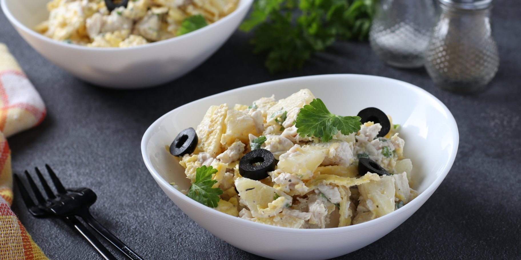 Салат з куркою та маслинами