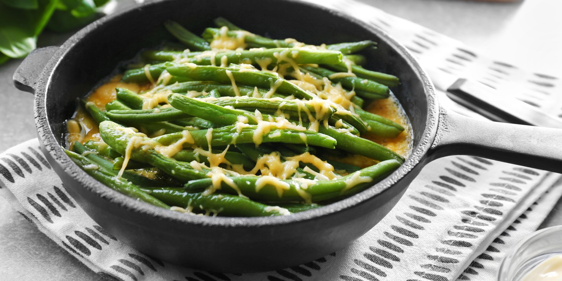 Стручкова квасоля в сирному соусі