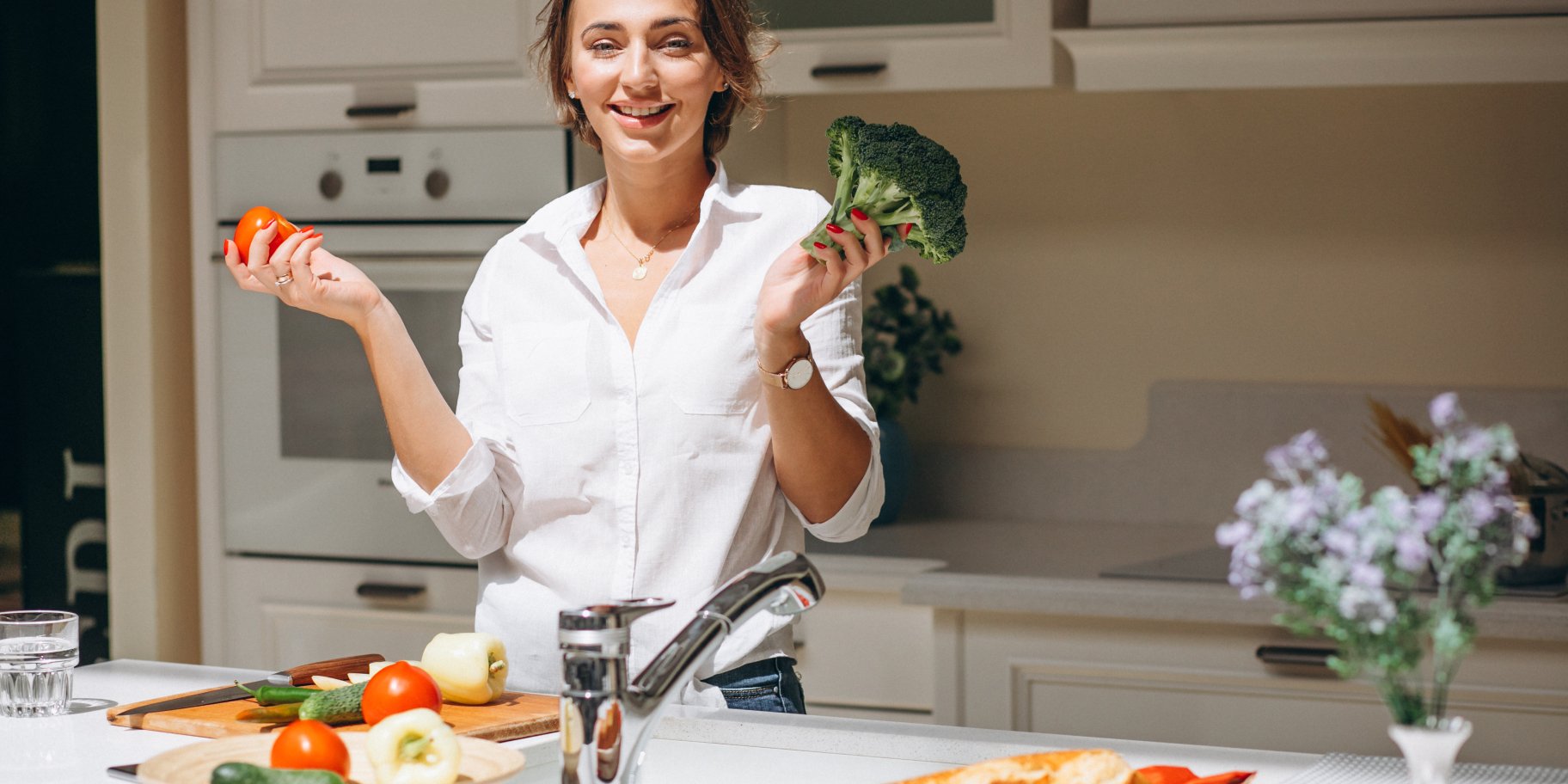 Жінка готує їсти