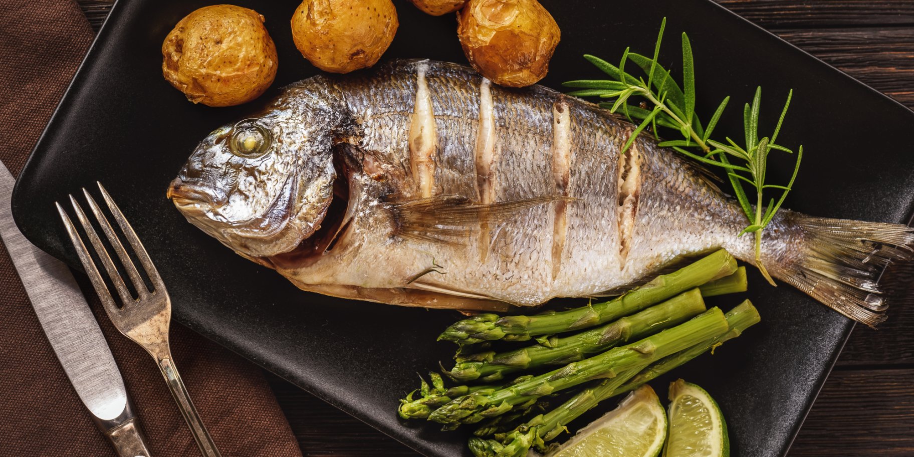 Дорада с картофелем и спаржей