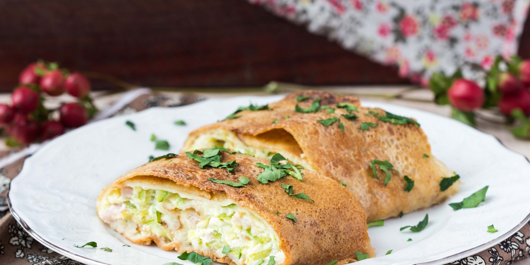 Рулет з куркою та сиром на білій тарілці