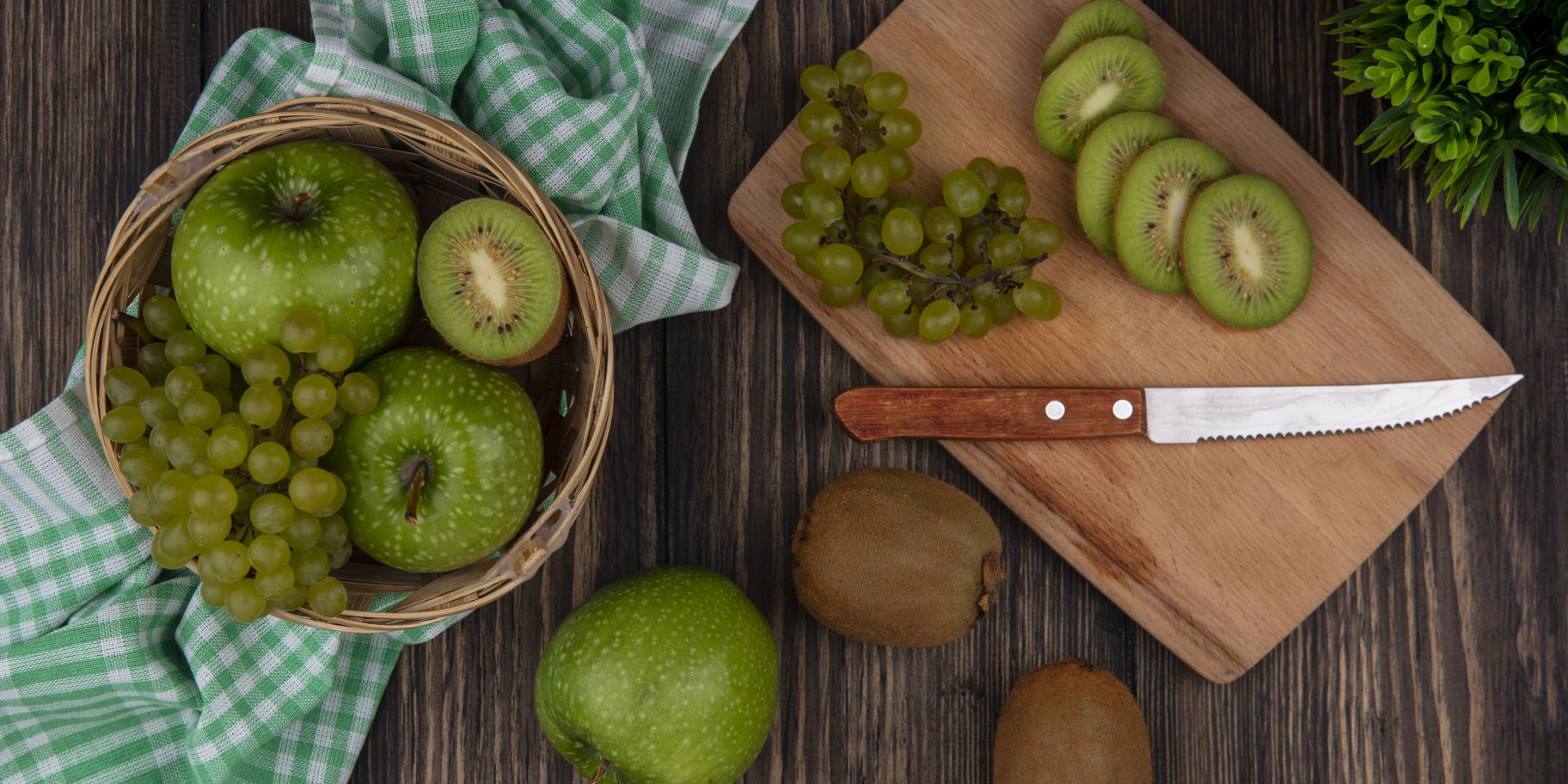 Кошик з фруктами