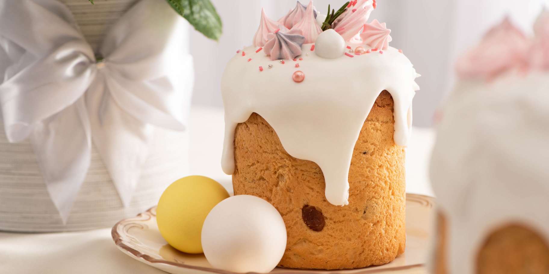 Паска з глазурʼю і декор безе на білому тлі з яйцями