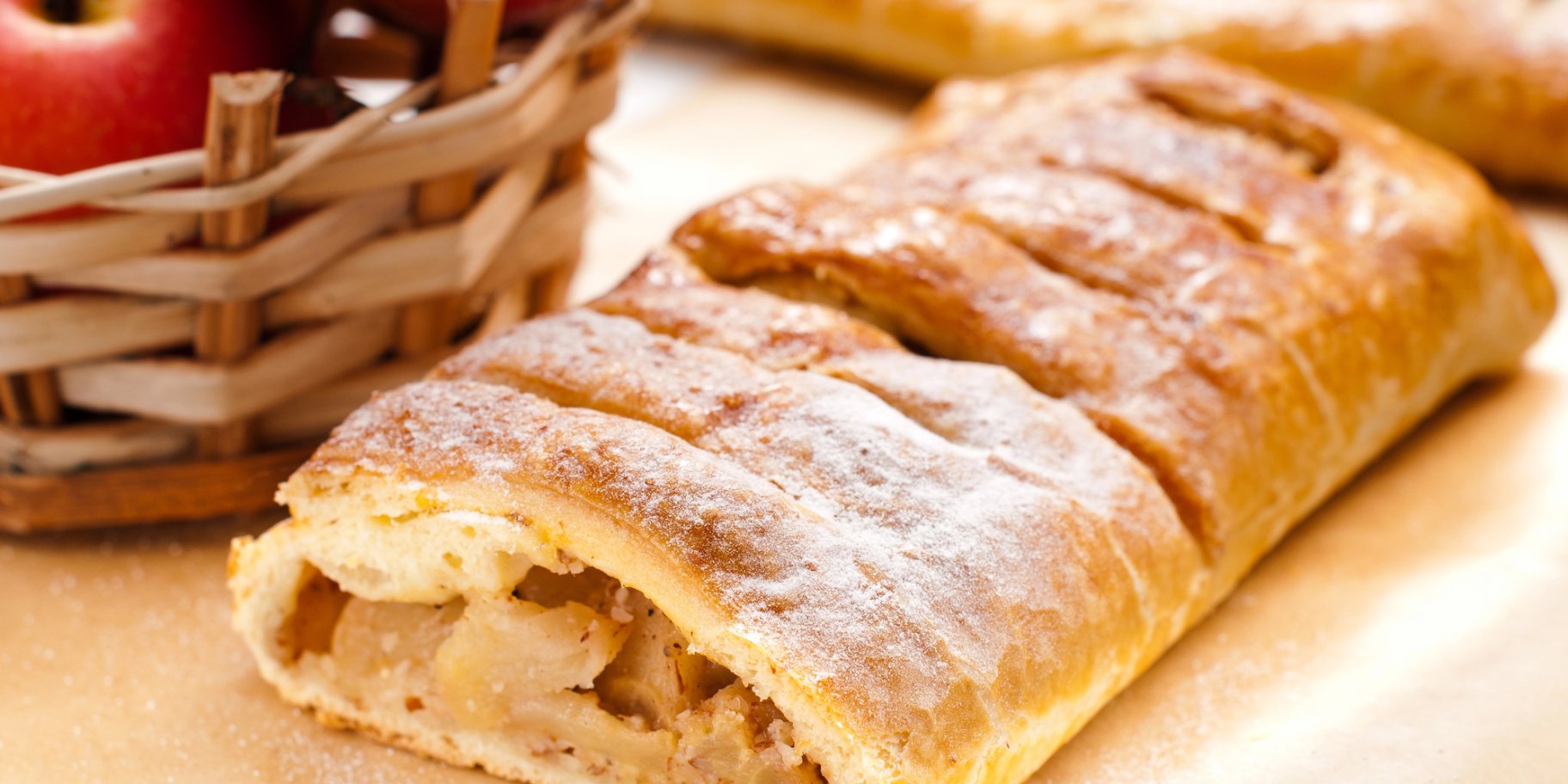 Яблучна слойка з маком