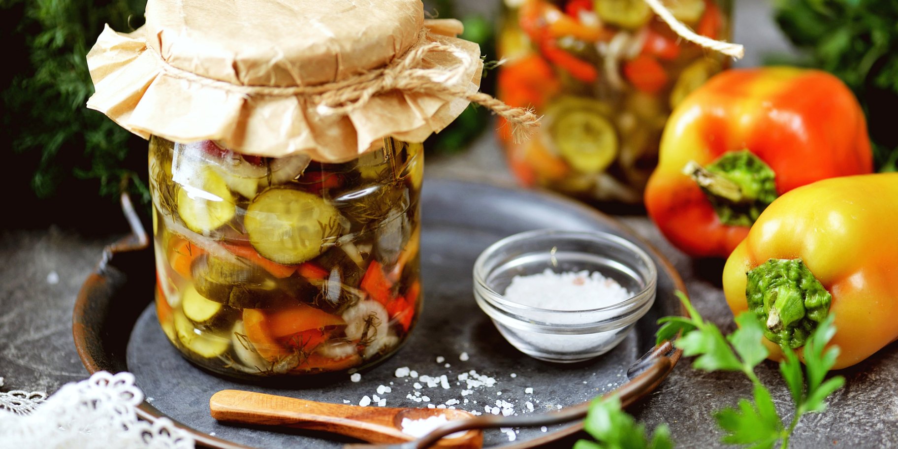 Мариновані огірки з цибулею