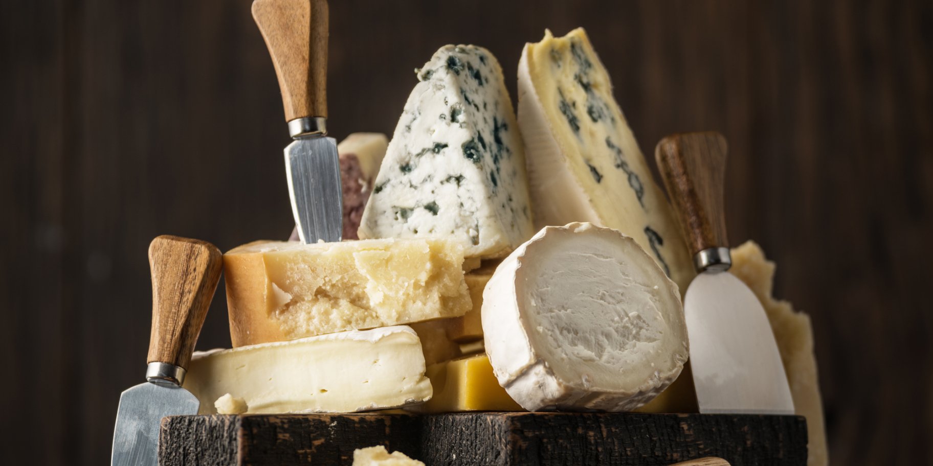 Колекція різноманітних сирів