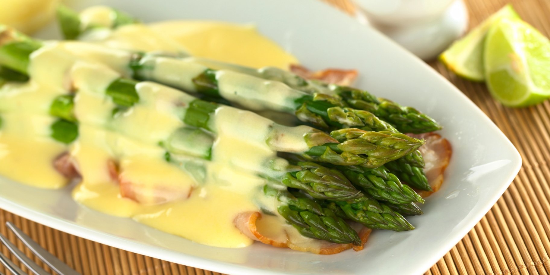 Спаржа з беконом