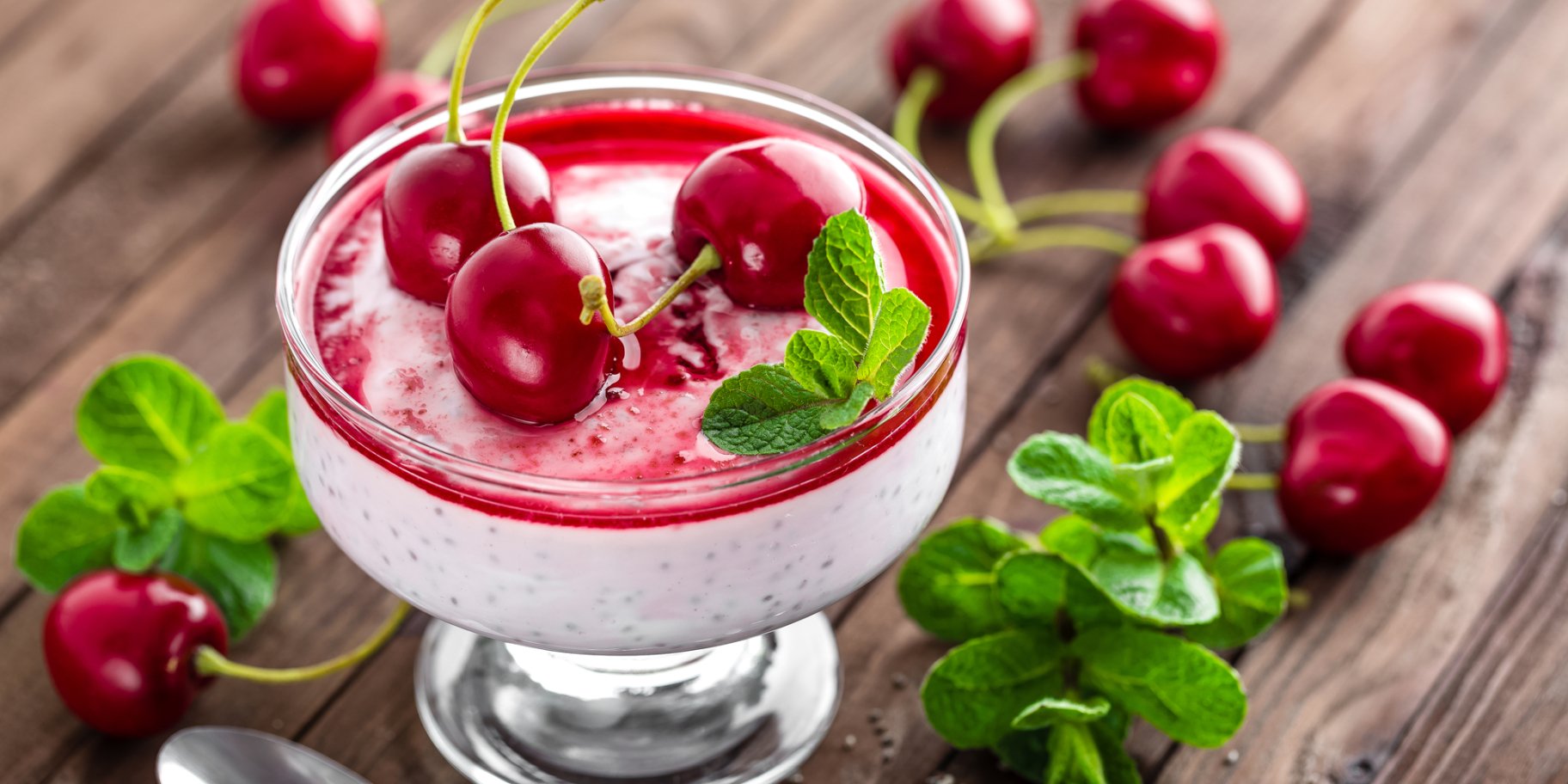 Десерт з йогурту і вишні