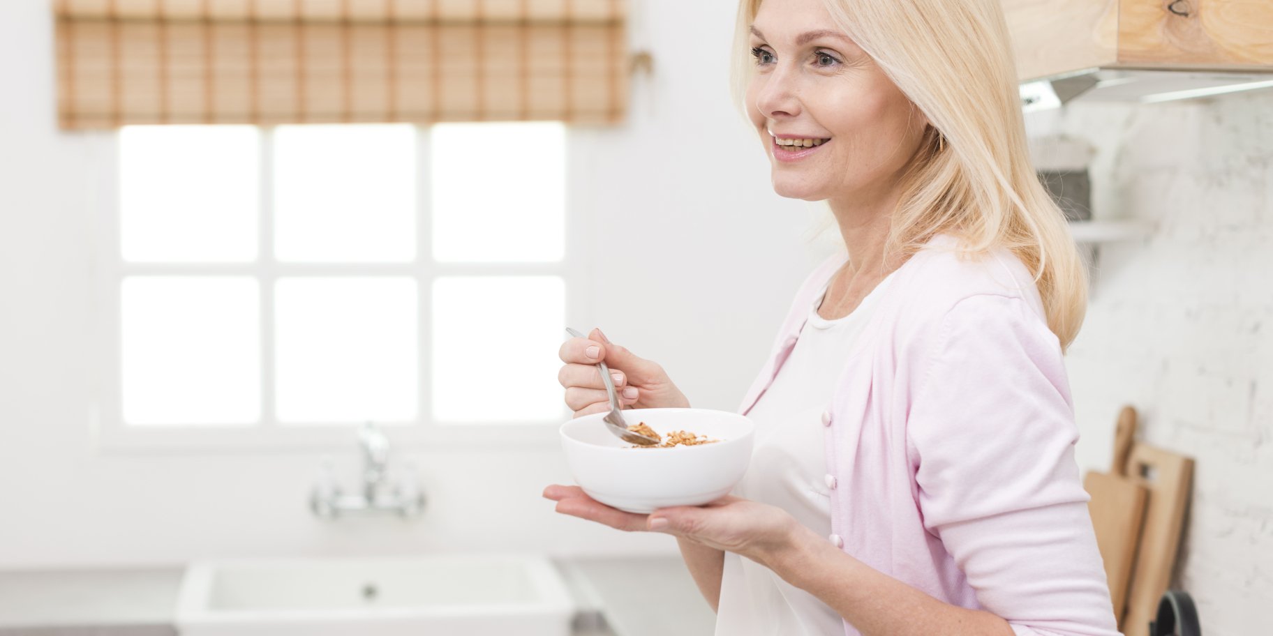 Жінка їсть пластівці