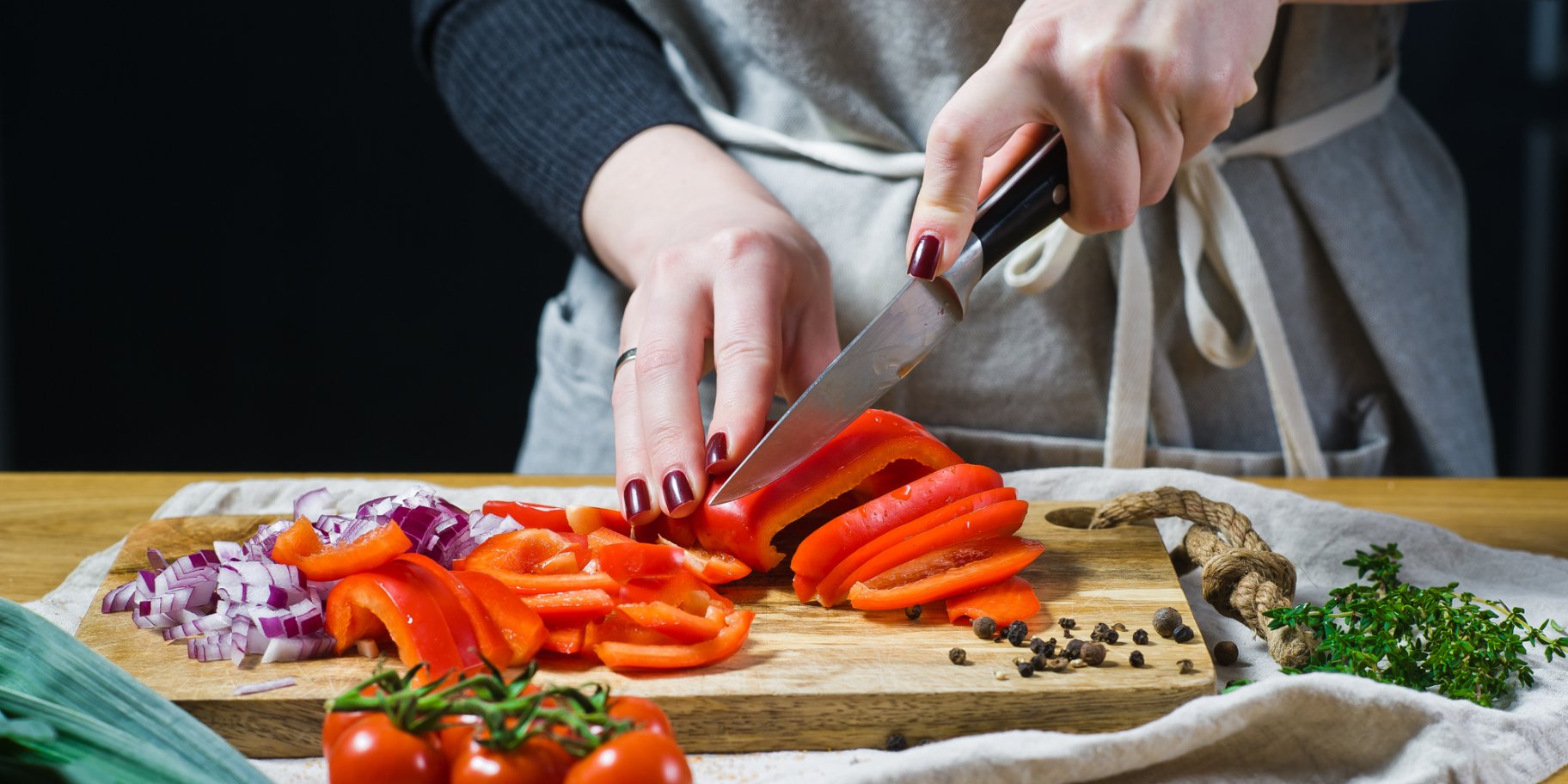 Жінка готує