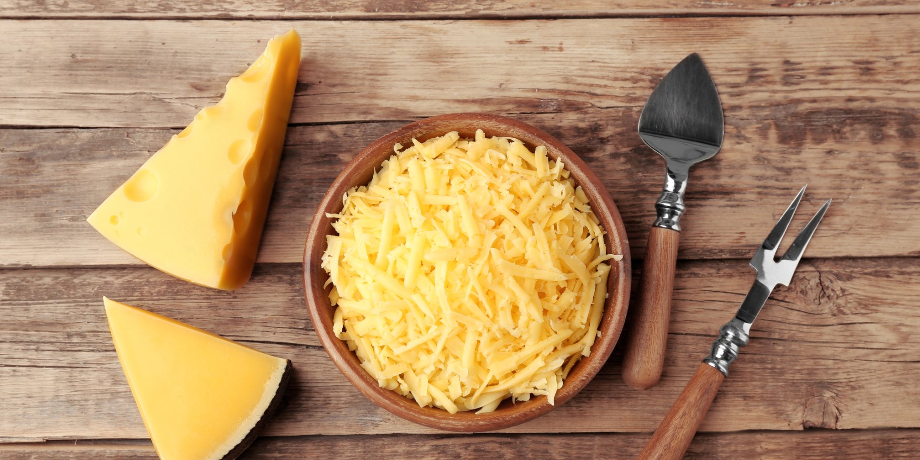 Різні види твердого сиру на столі