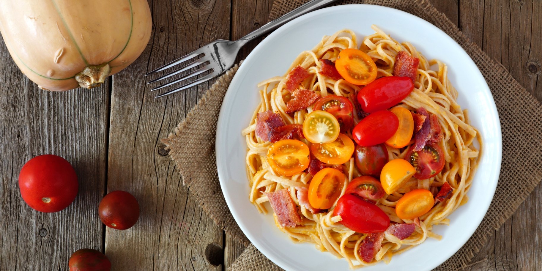 Паста з помідорами та беконом