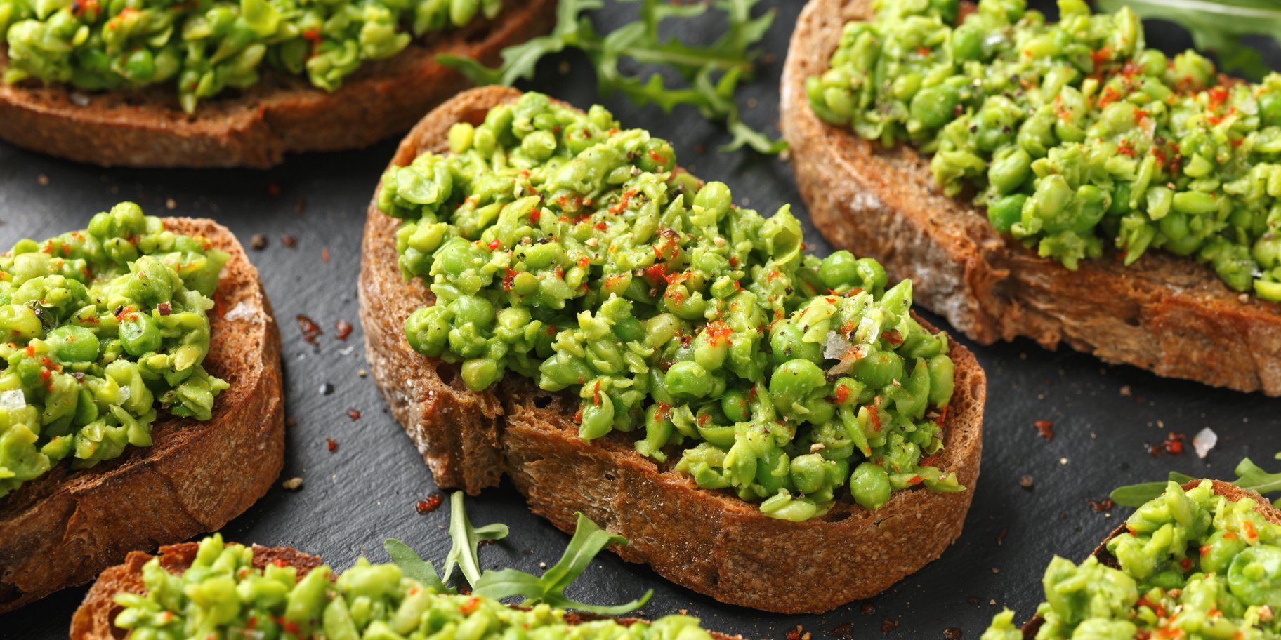 Брускети із зеленим горошком