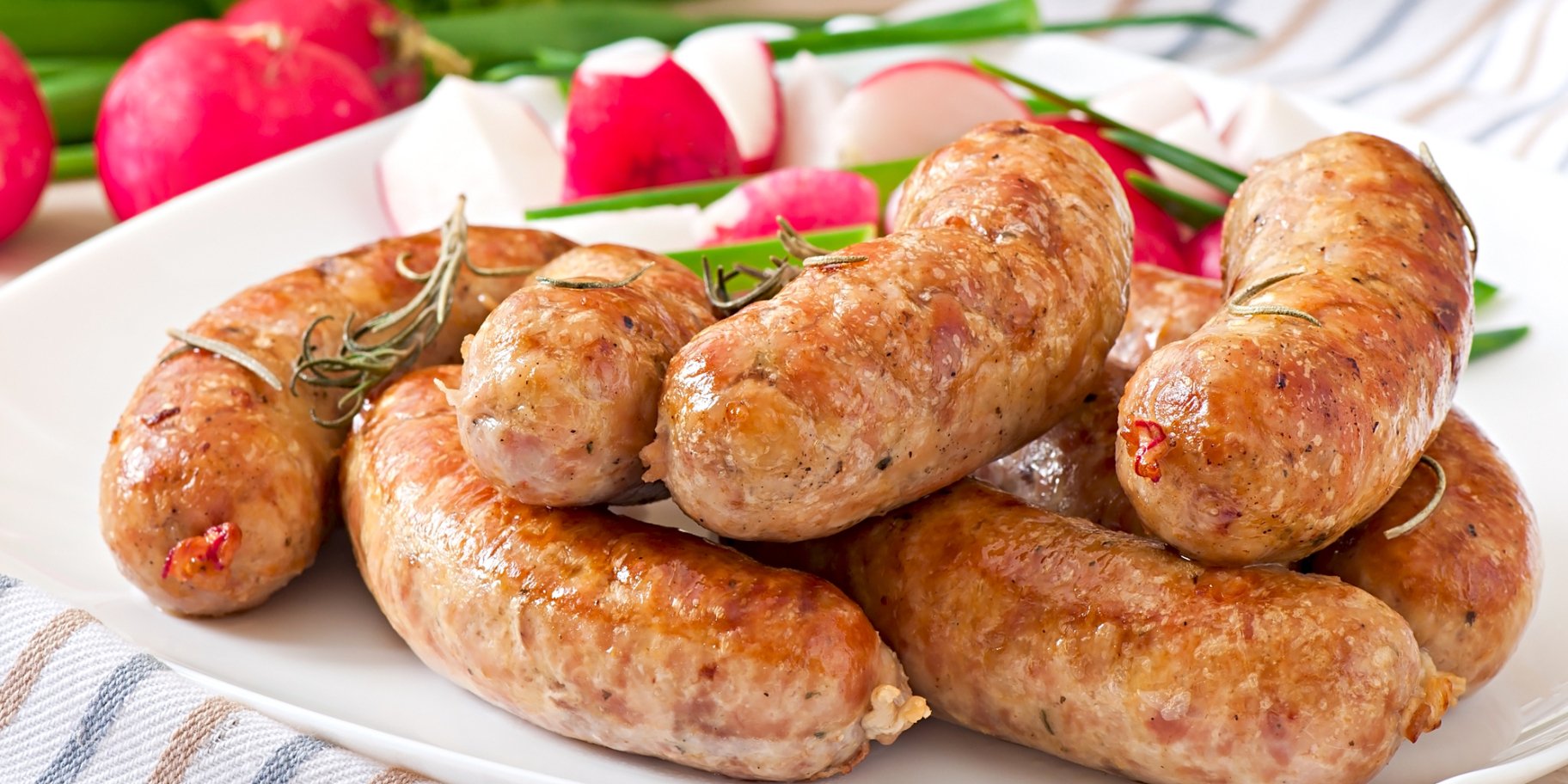 Домашні курячі ковбаски з беконом