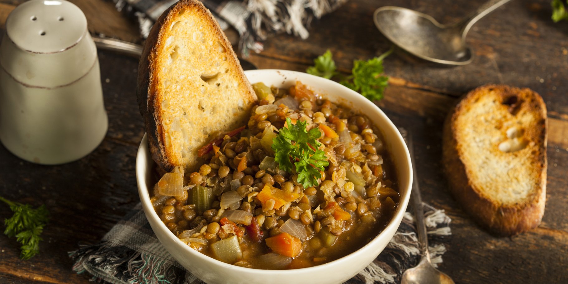 Тушкована сочевиця з овочами на гарнір