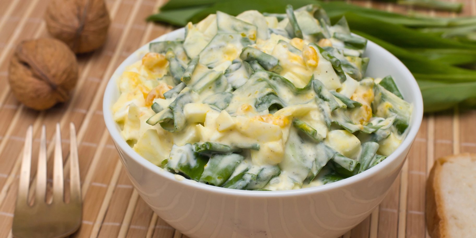 Салат з черемшею і кукурудзою