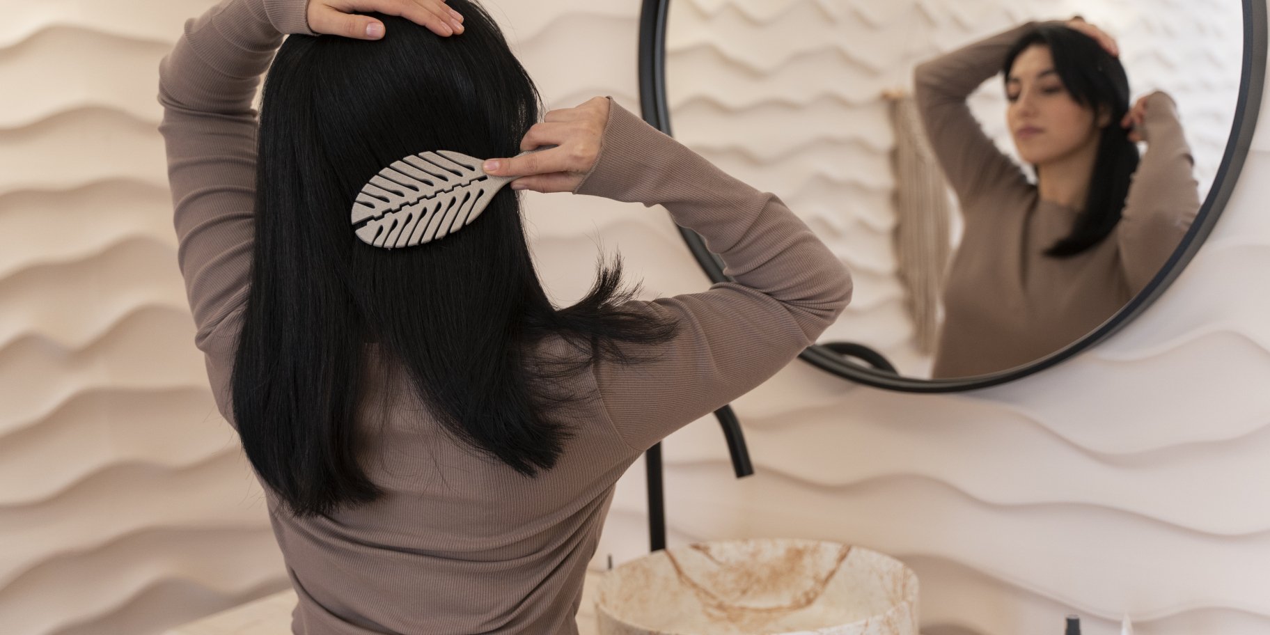 Жінка розчісує волосся