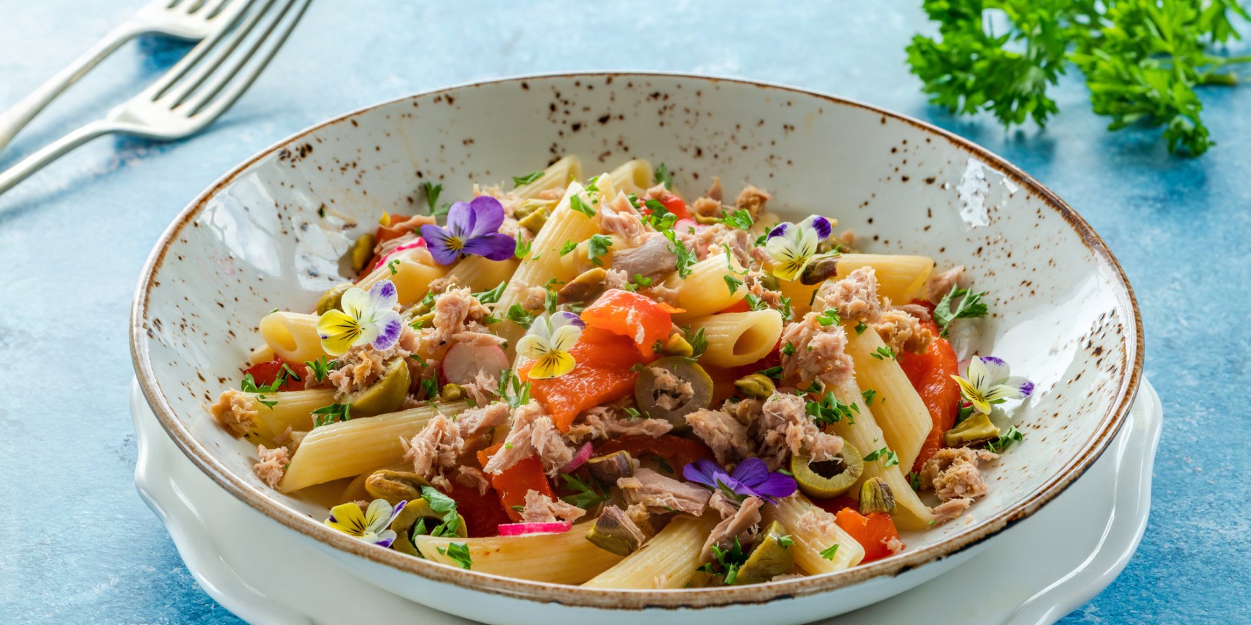 Салат з консервованим тунцем і макаронами