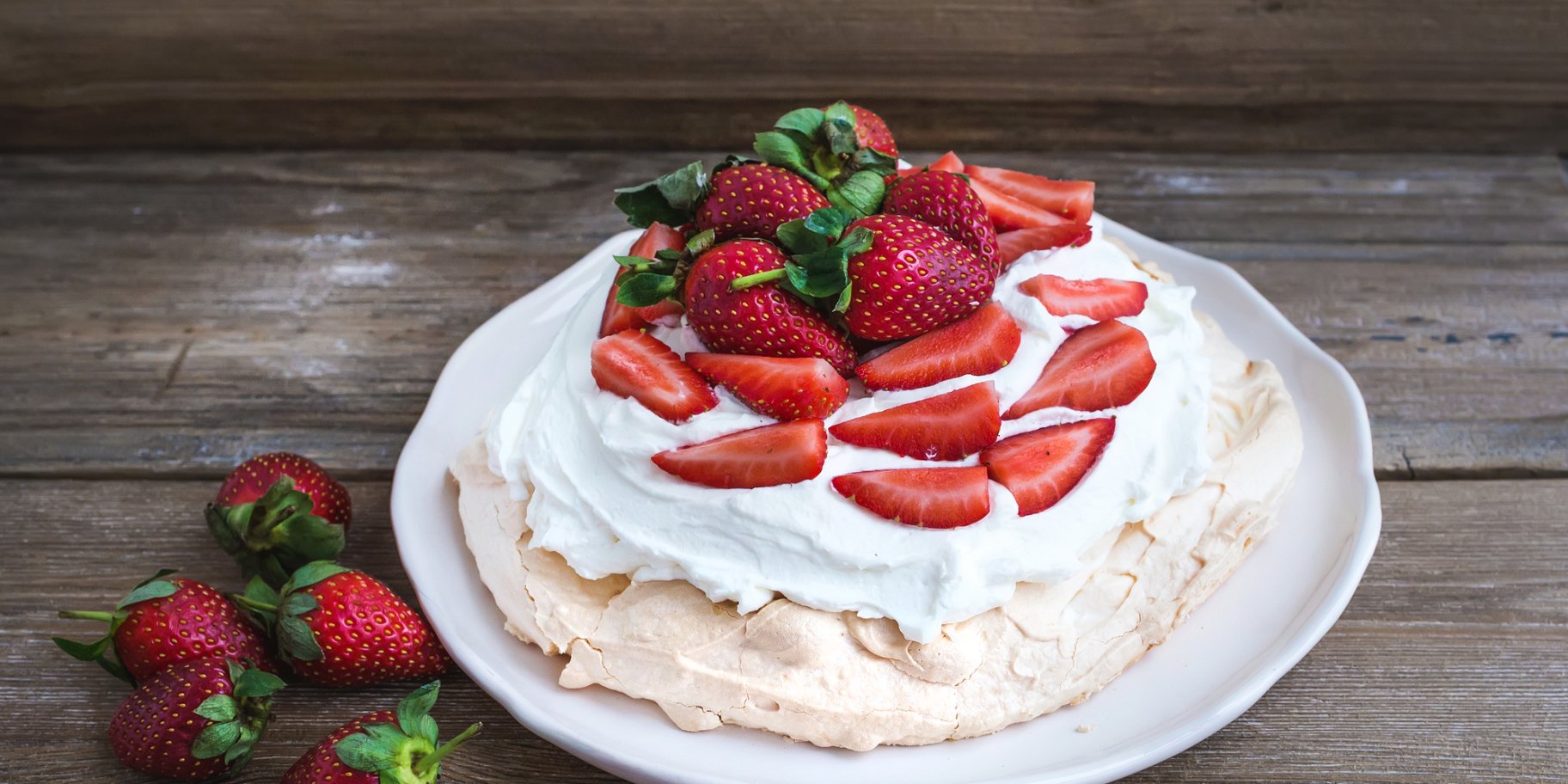 Десерт з меренги з полуницею