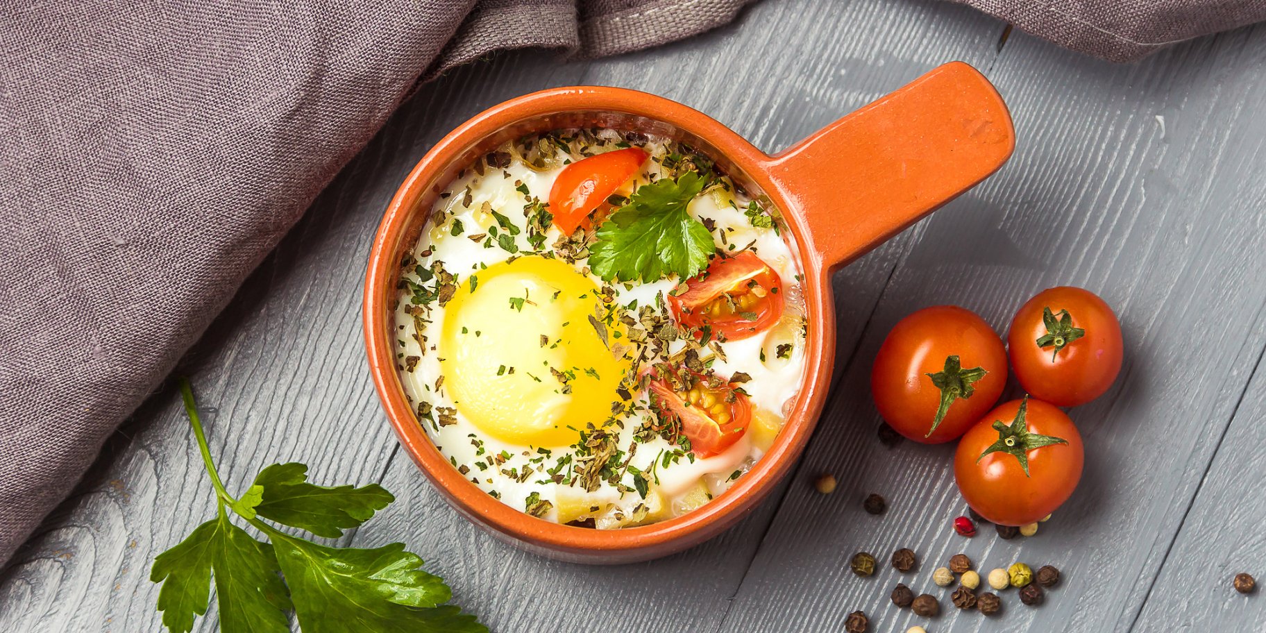 Запечені яйця із сиром і овочами