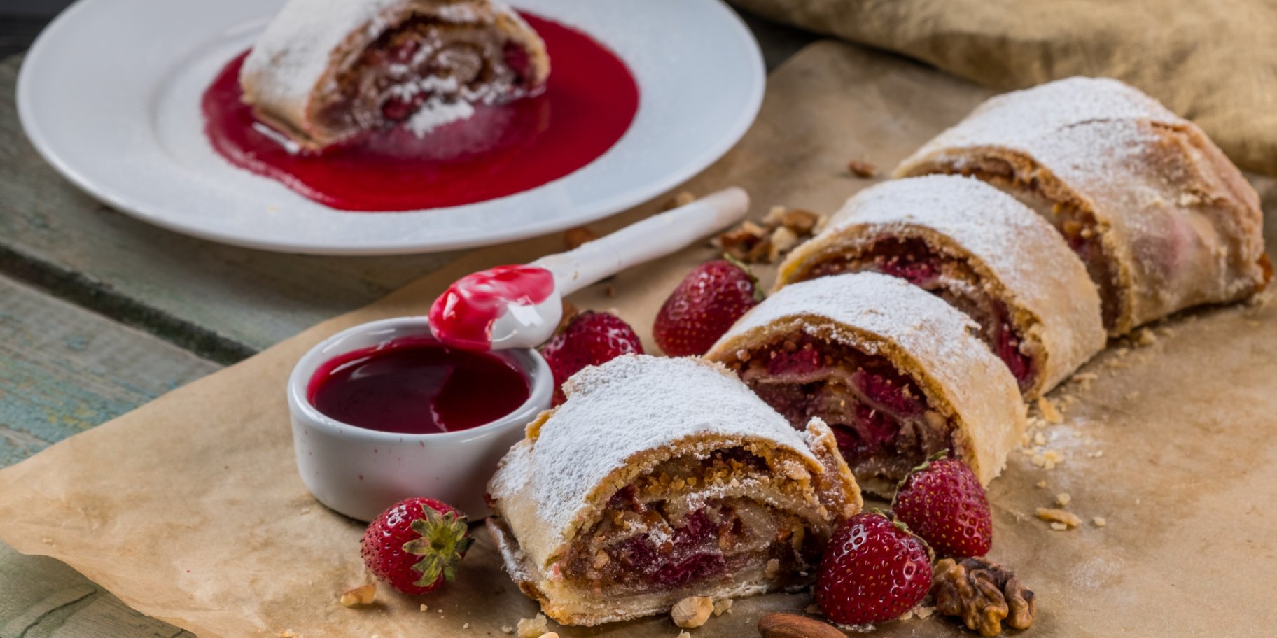 Рулет з полуницею та мигдалем