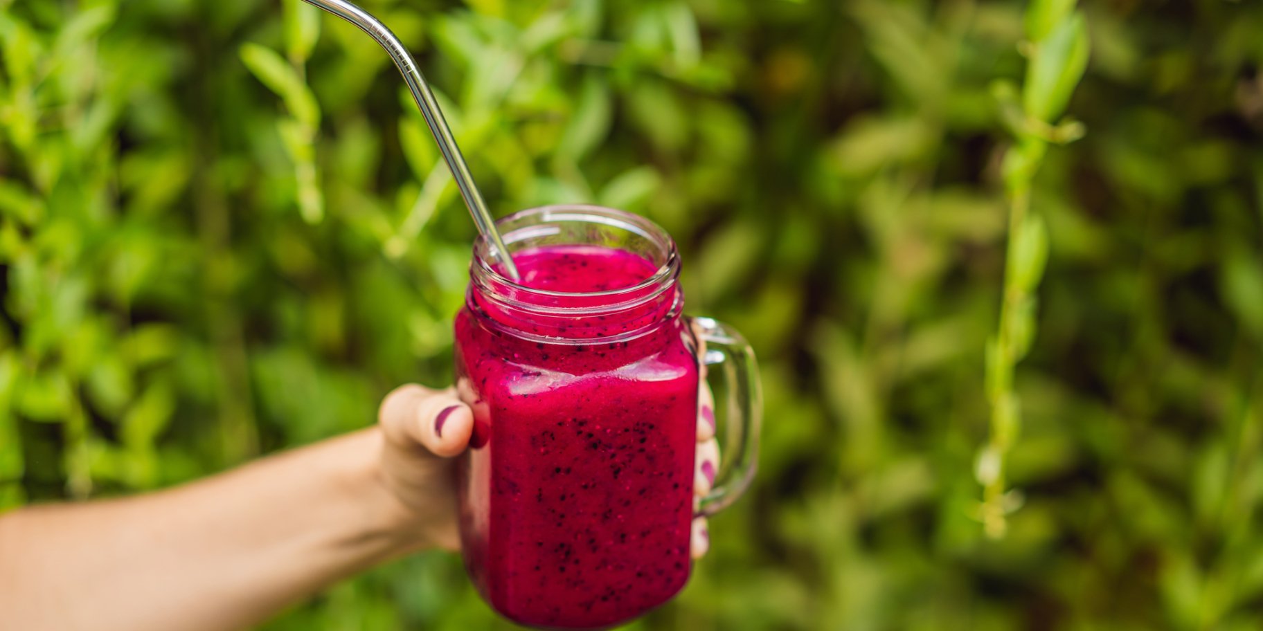 смузі з червоної пітахаї та ягід