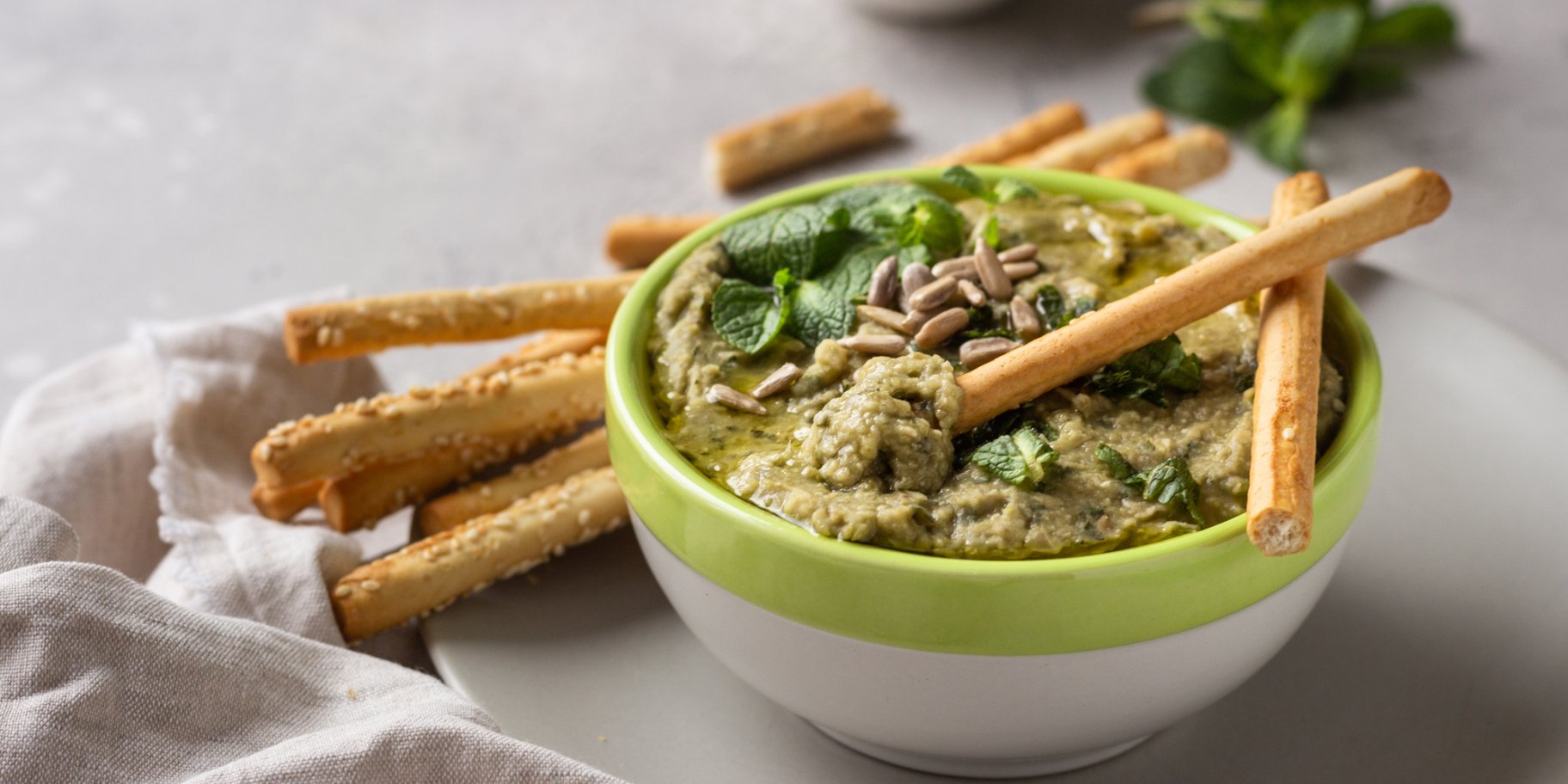 Хумус з м'ятою, авокадо на світлому столі