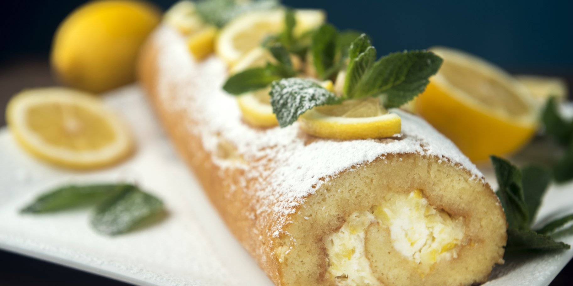 Простой бисквитный рулет в духовке