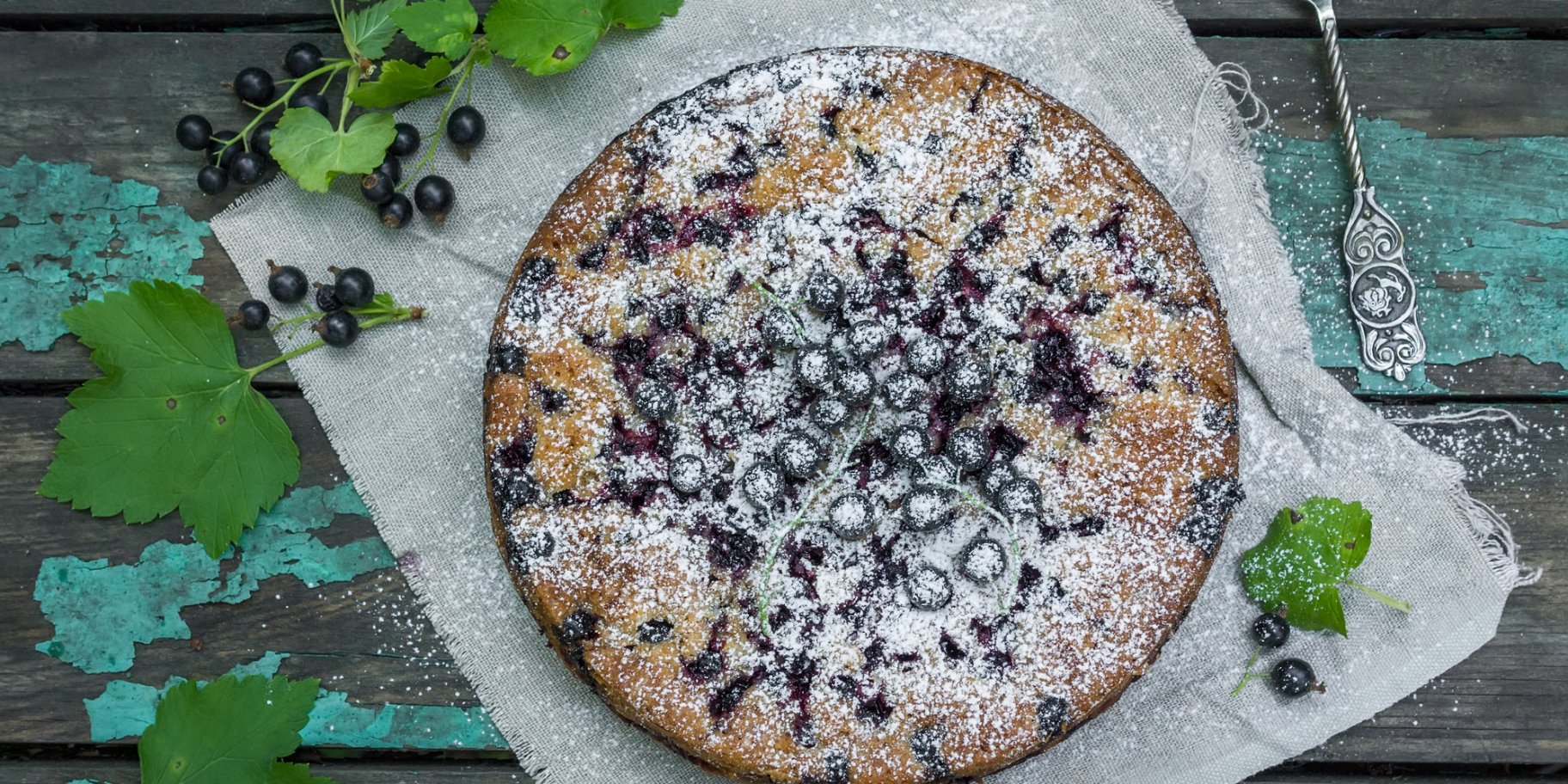 Шарлотка со смородиной