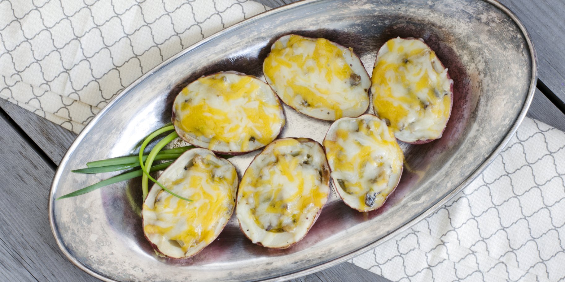Запечена картопля, фарширована оселедцем