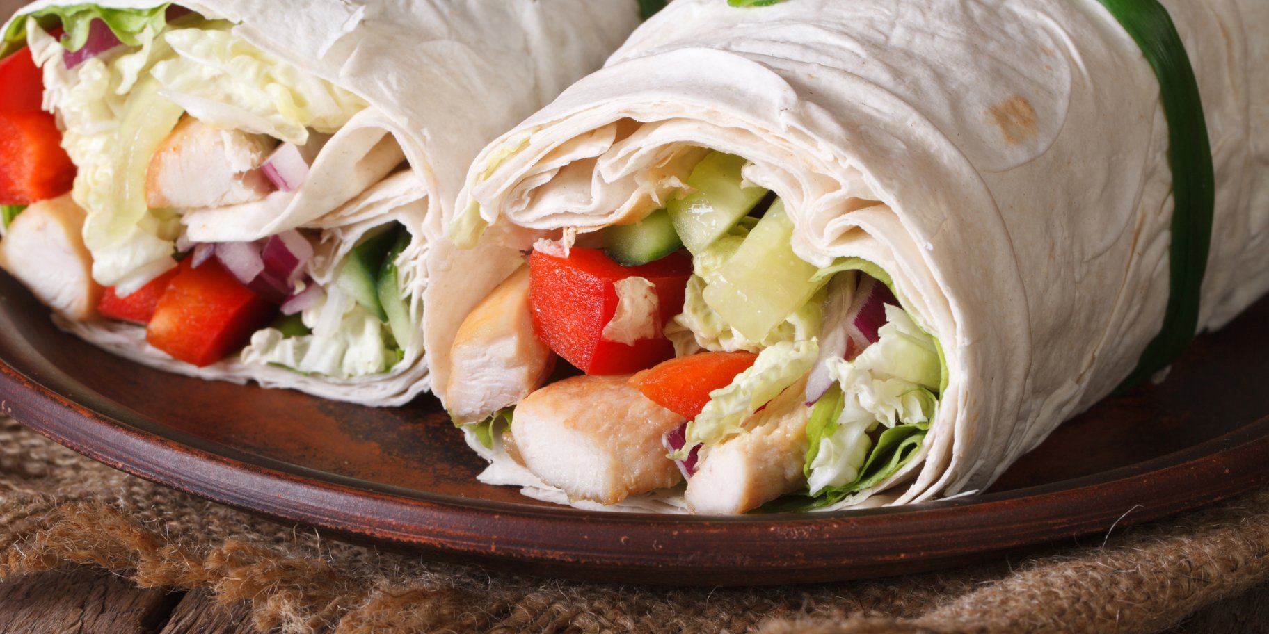 Рулет из лаваша с курицей и овощами