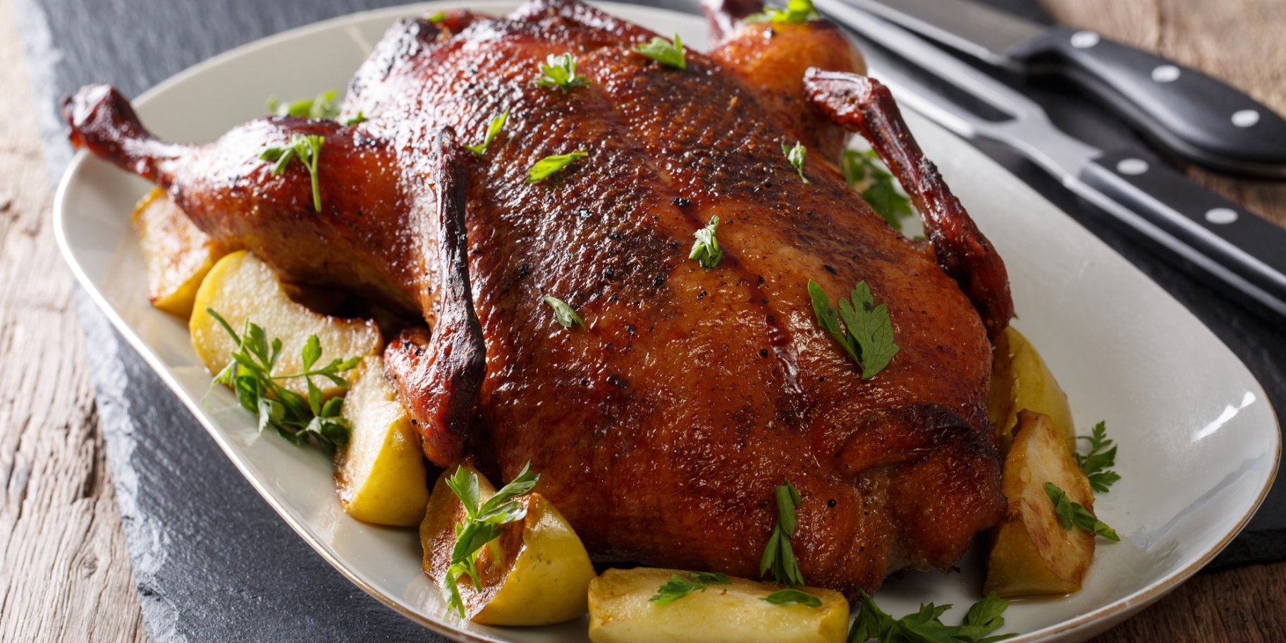 Запечена качка, фарширована гречкою і яблуками