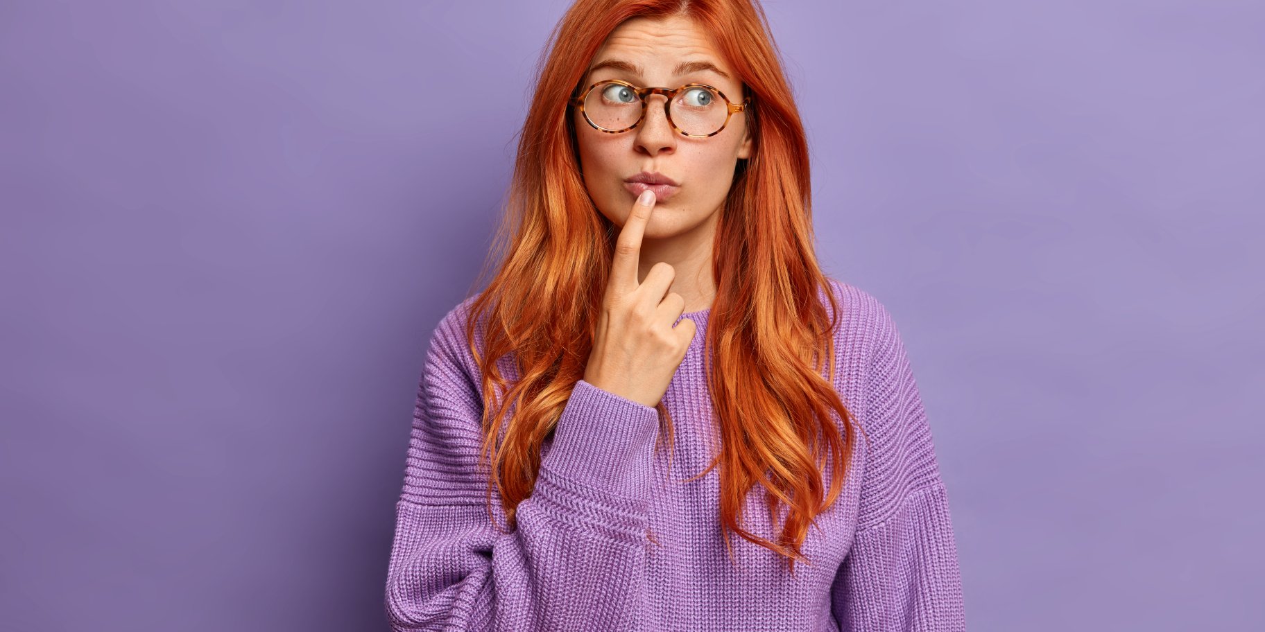 Дівчина замислилася