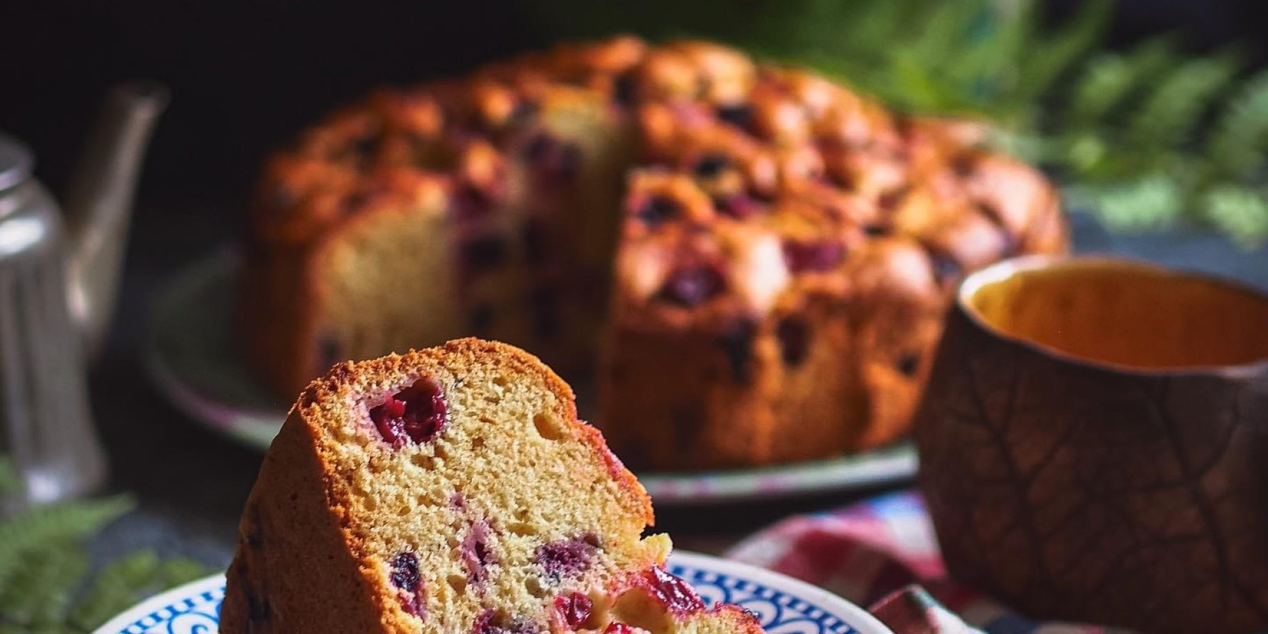 Домашний сметанный кекс с крыжовником и черной смородиной