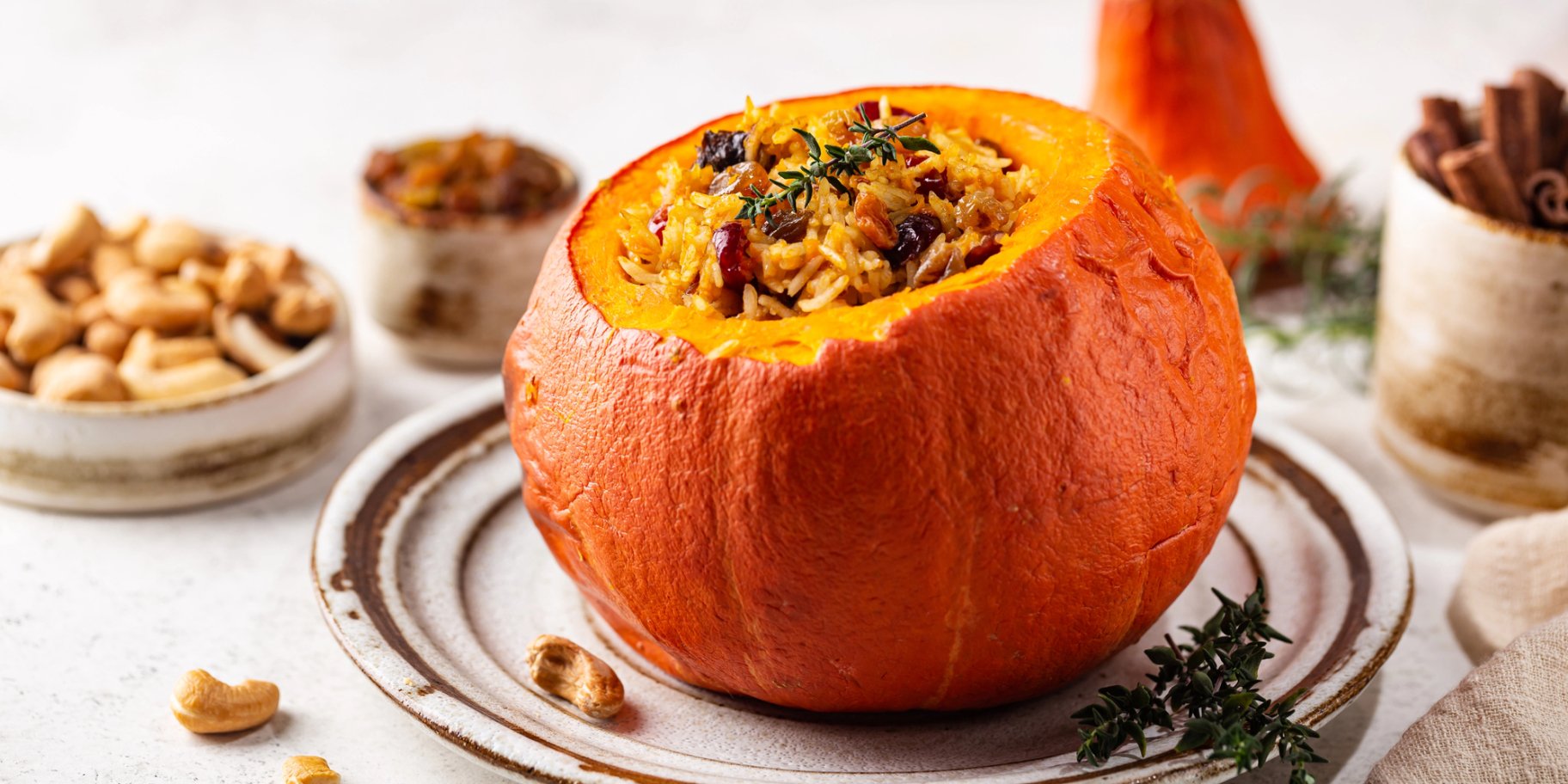 Гарбуз, фарширований рисом, кабачками та сухофруктами