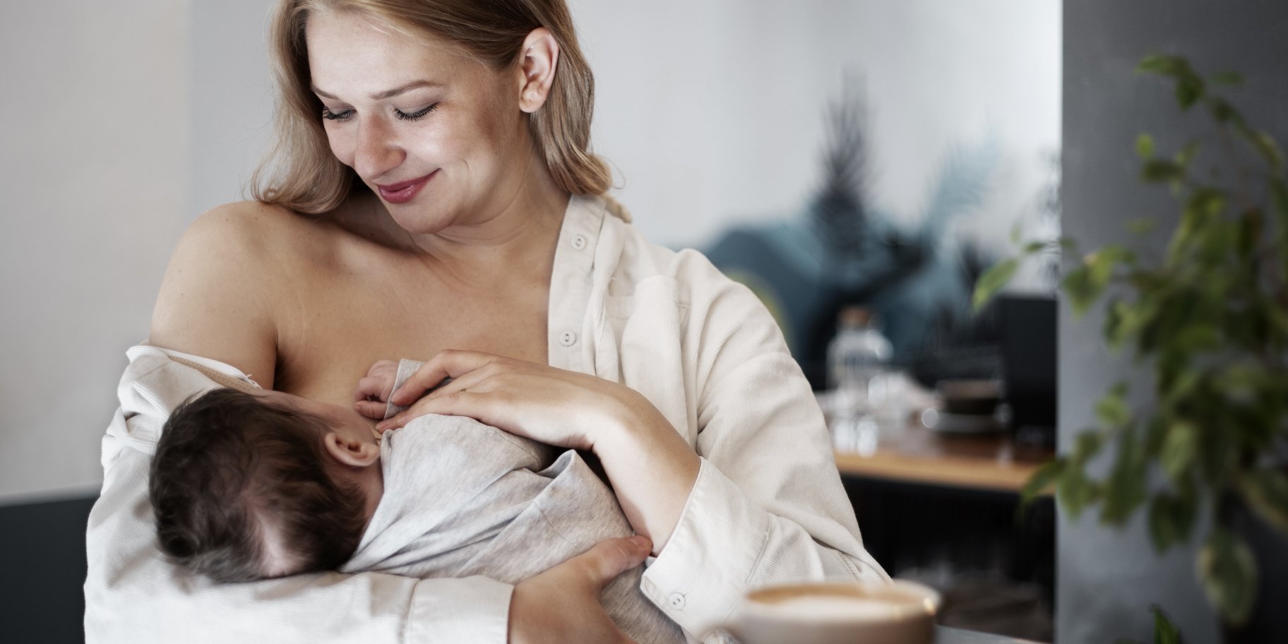 Женщина кормит ребенка грудью