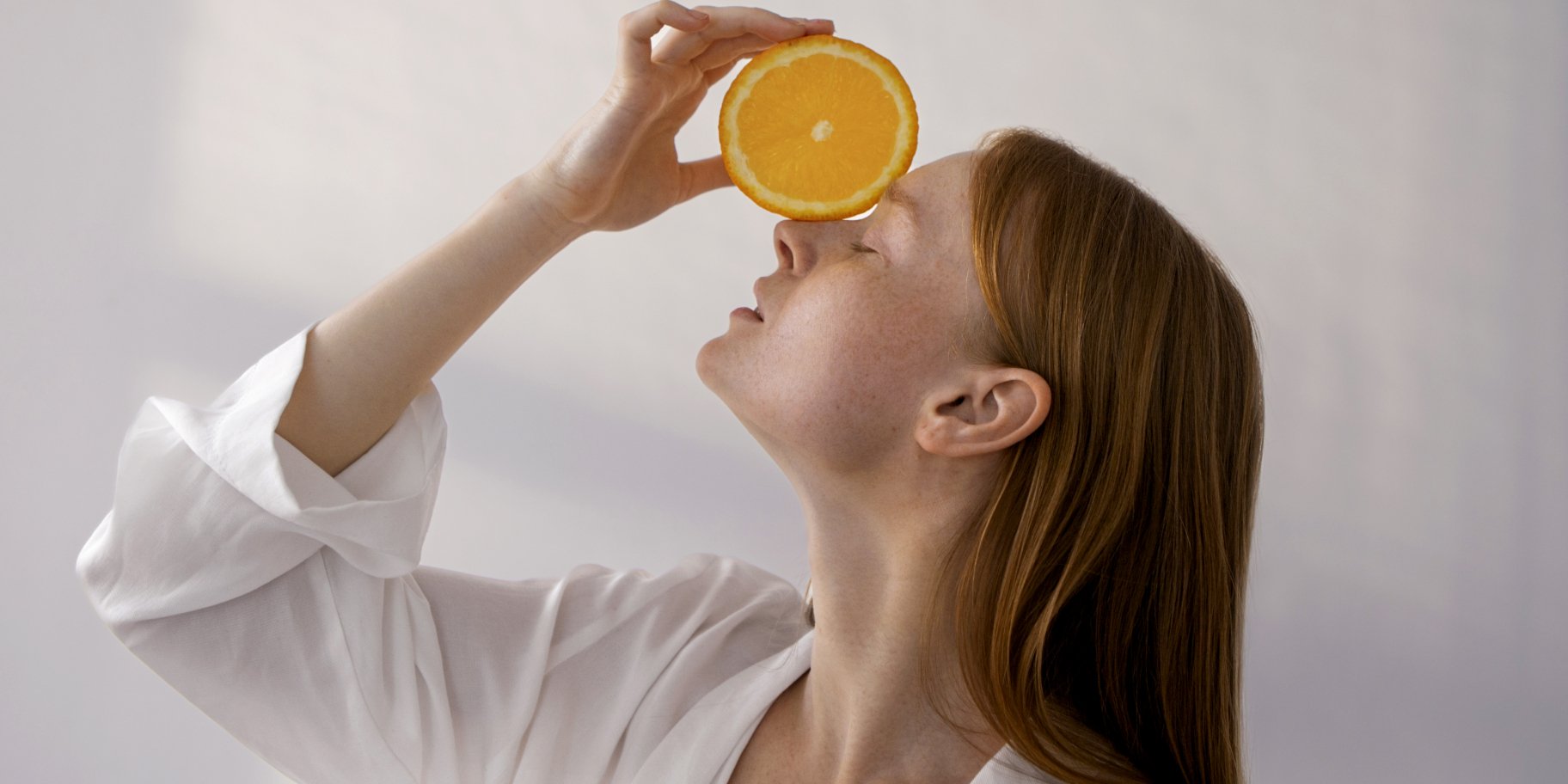 Дівчина з цитрусовим