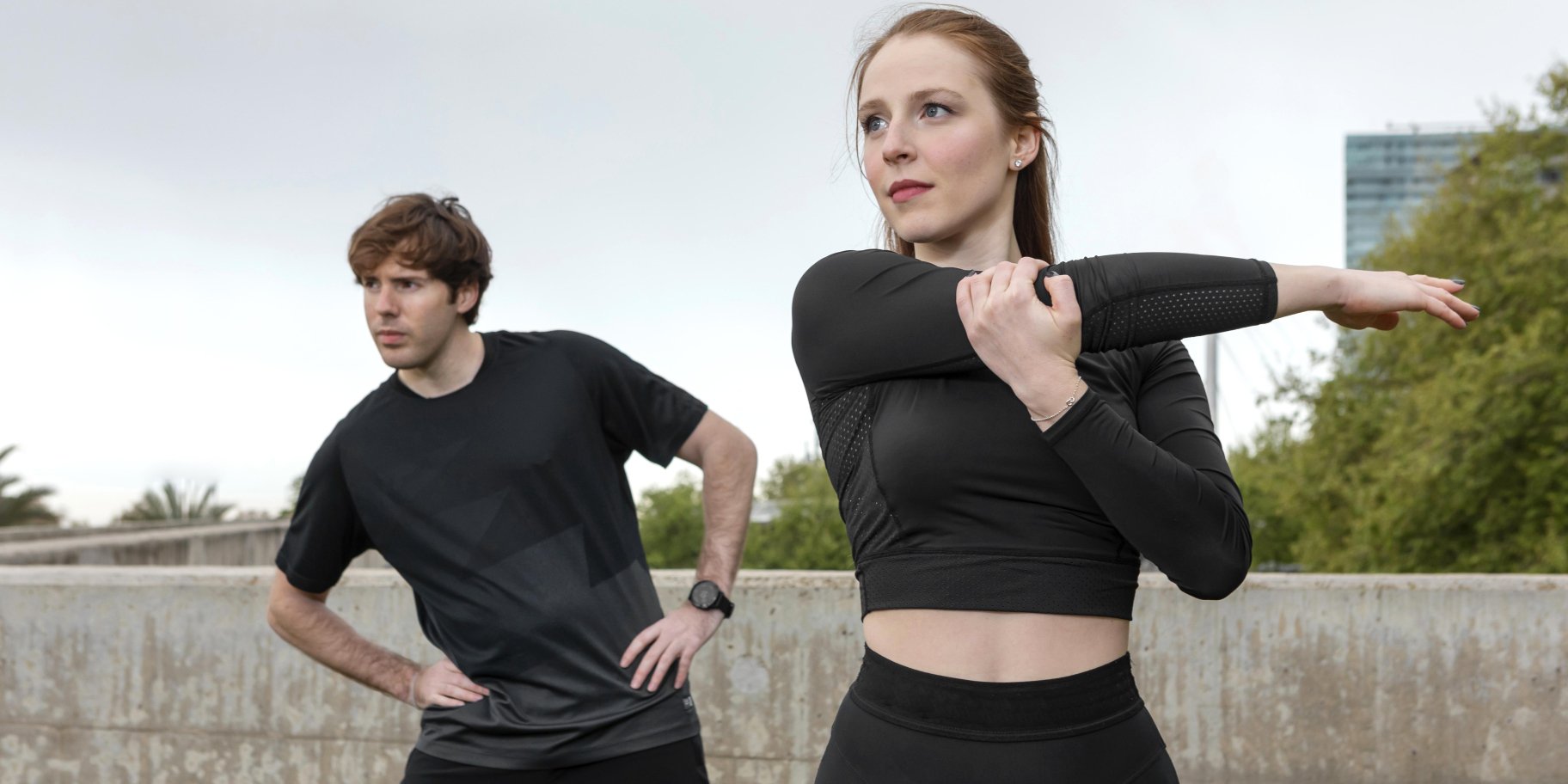 Жінка і чоловік займаються спортом