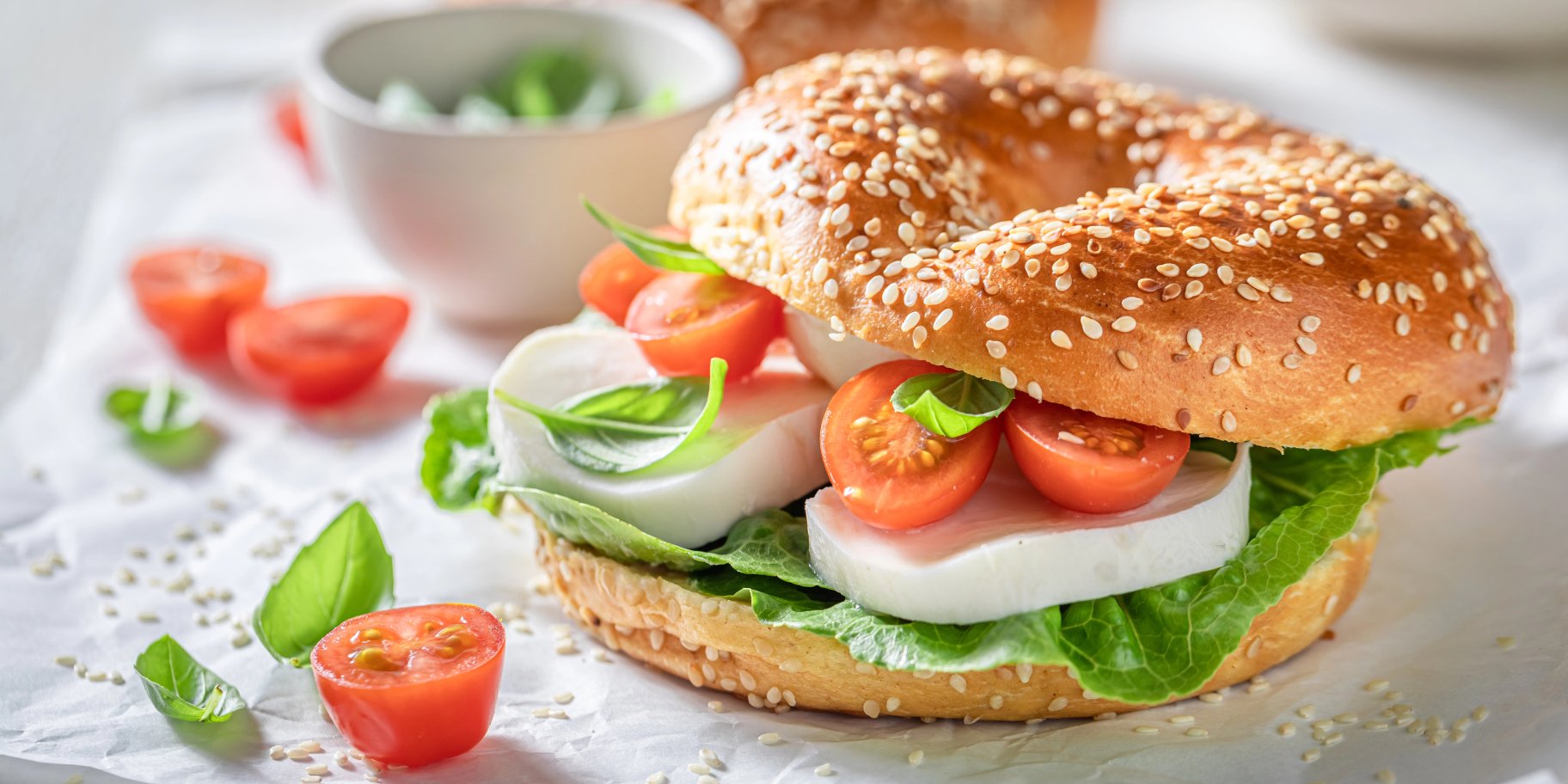 Запечений бублик з яйцем та овочами