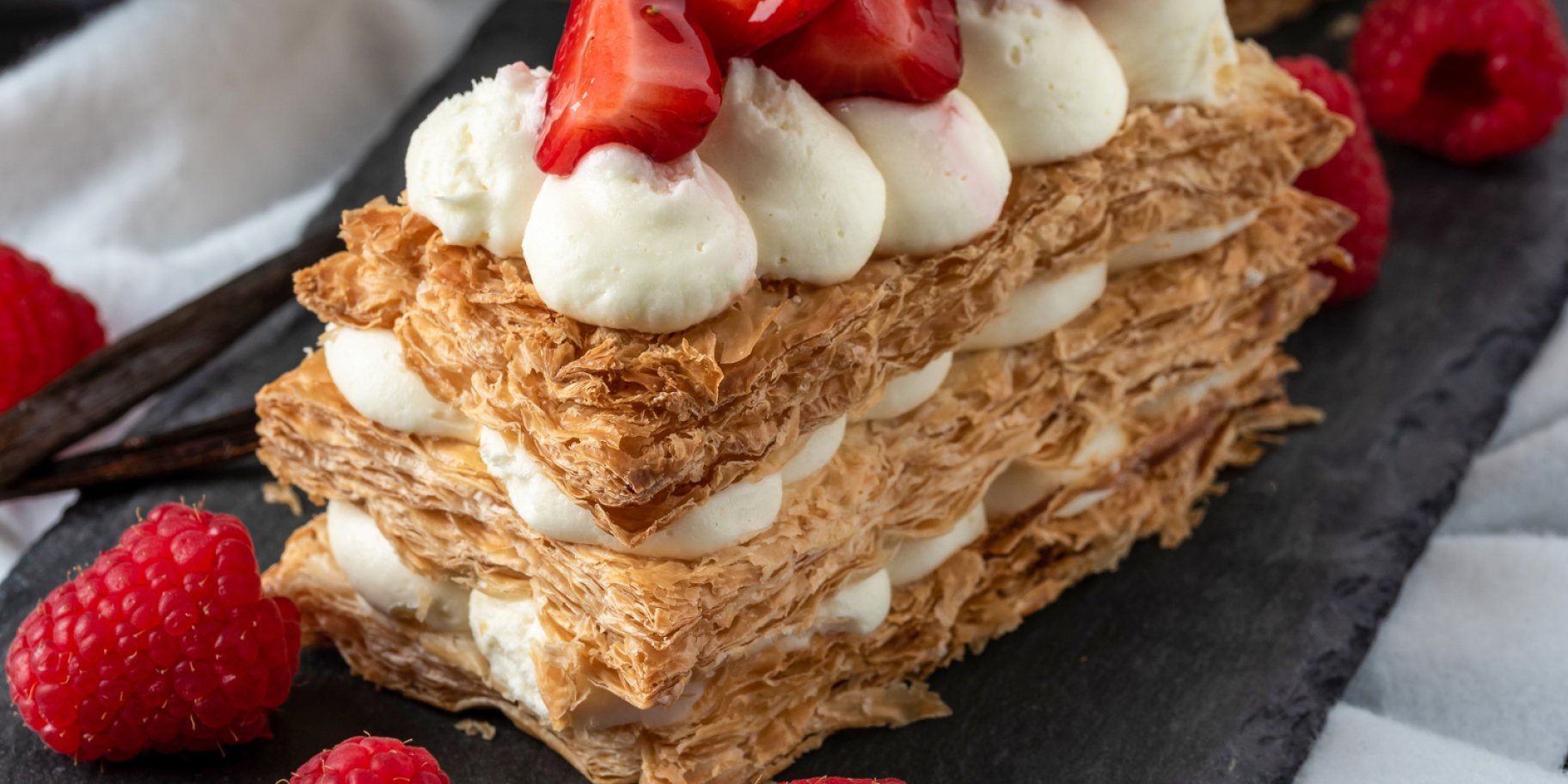 Пирожное с кремом и ягодами