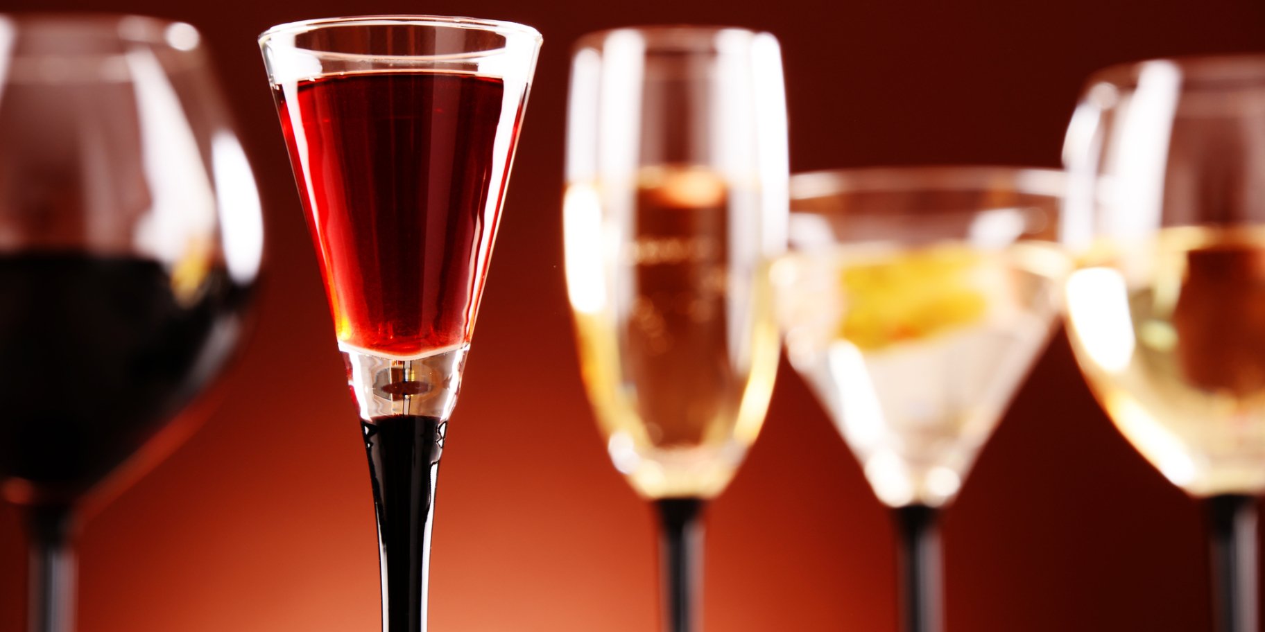 Лікер на фоні іншого алкоголю