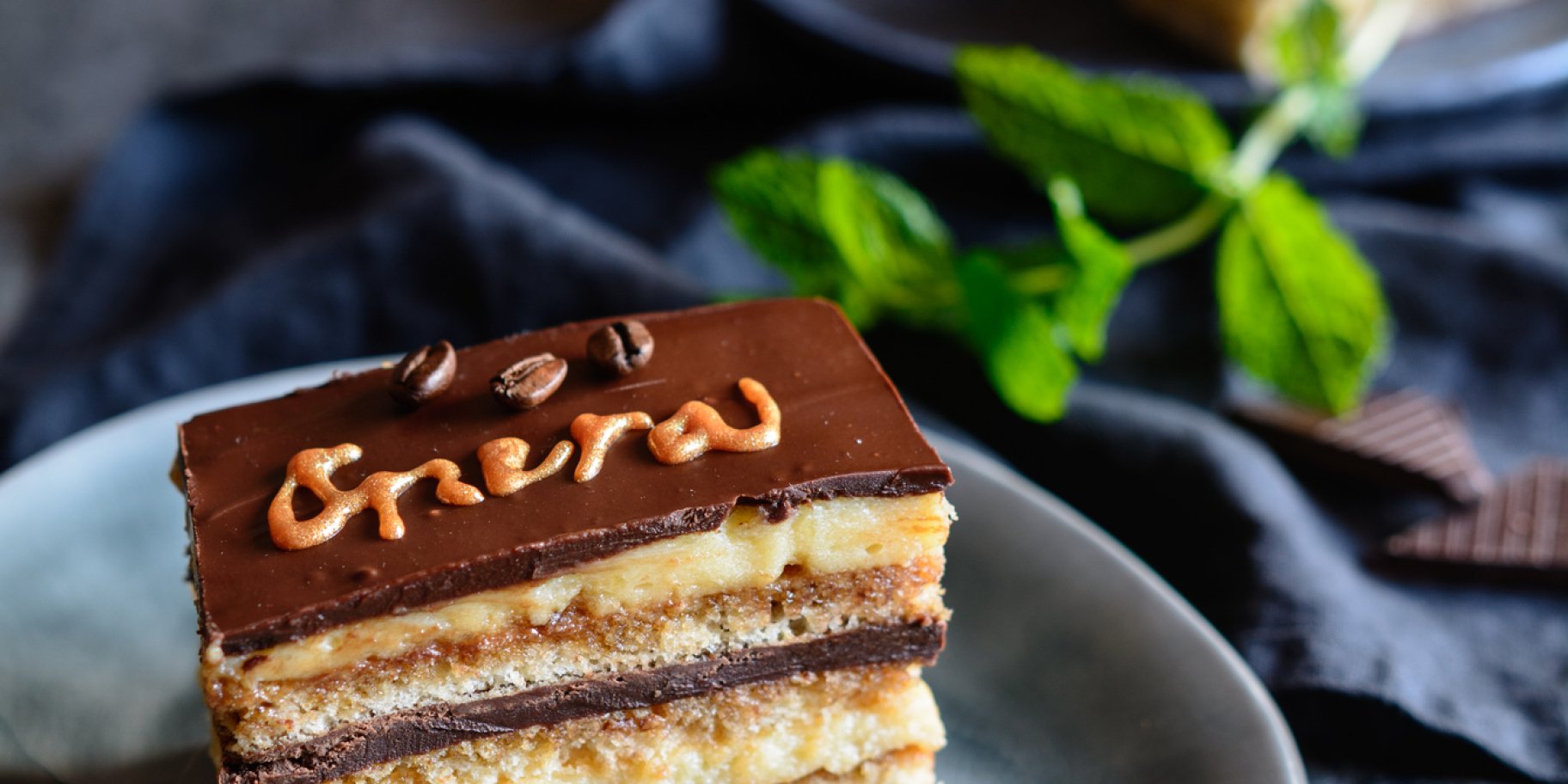 Торт з мигдальними коржами, кремом і ганашем