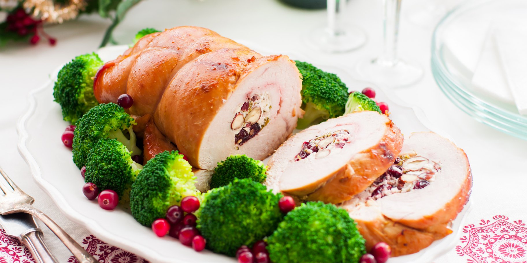 Комок индейки, фаршированный клюквой и орехами