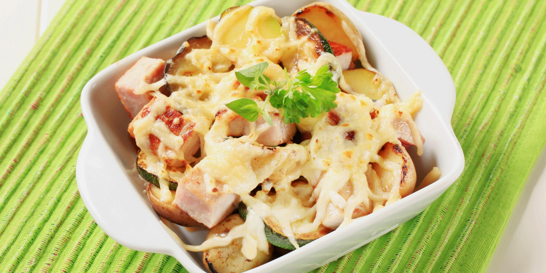 Картопля із засмажкою з грибів та грудинки