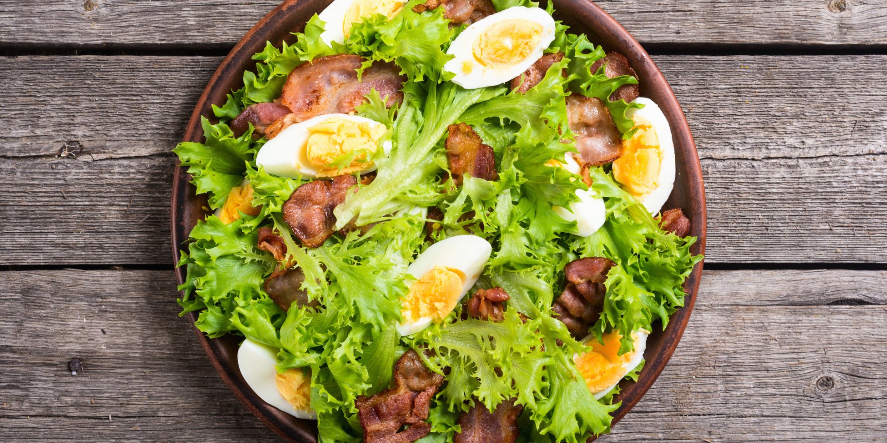 Весняний салат з беконом і горошком